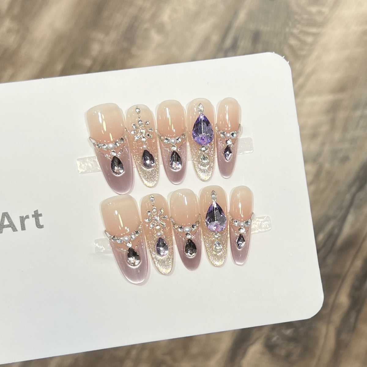 Glamouröse Stiletto-Nagelkunst mit Strass Brehn
