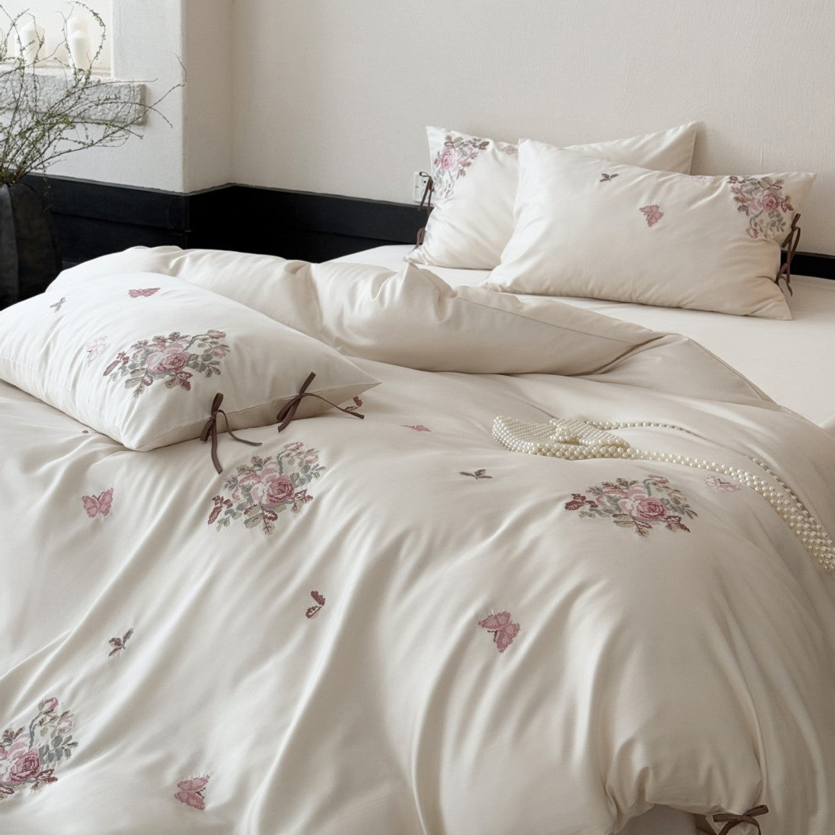 Seidig-mattes Satin-Bettwäscheset mit bestickten Rosenbouquets und Bindebändern