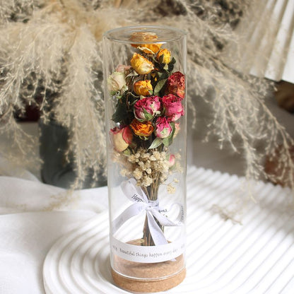 Konserviertes Blumendisplay im eleganten Glaskylinder