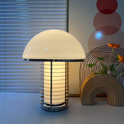 Moderne Tischlampe mit Kuppel-Schirm und sleekem Sockel
