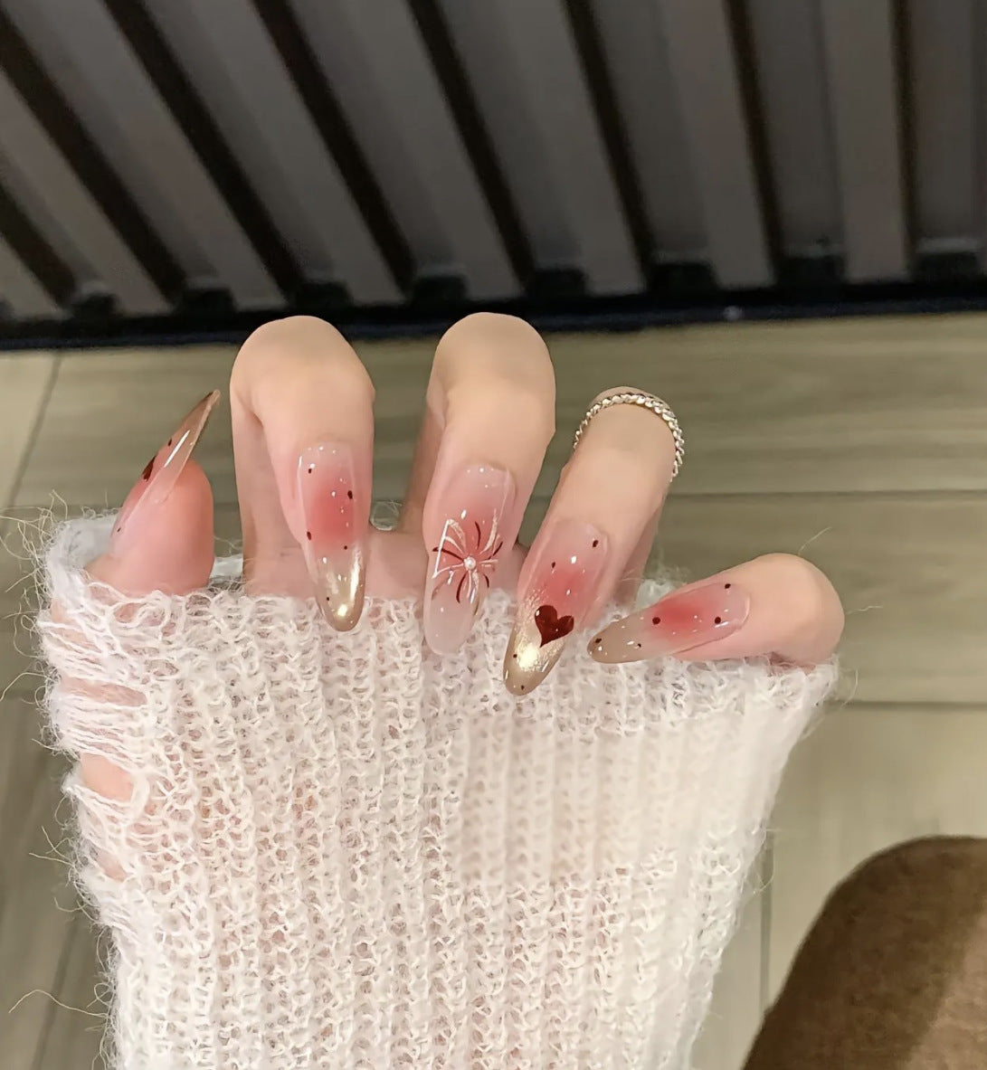 Künstlerisches Press-On-Nageldesign mit dekorativen silbernen Akzenten Brehn