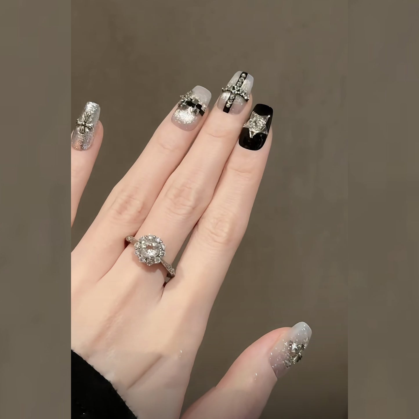 Künstlerisches Press-On Nagelkunst Set mit Edelsteinakzenten Brehn
