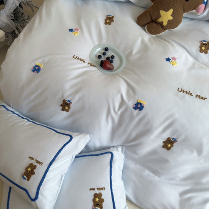Kinder-Bettwäsche-Set mit Chenille-Teddystickerei und Kontrastkeder