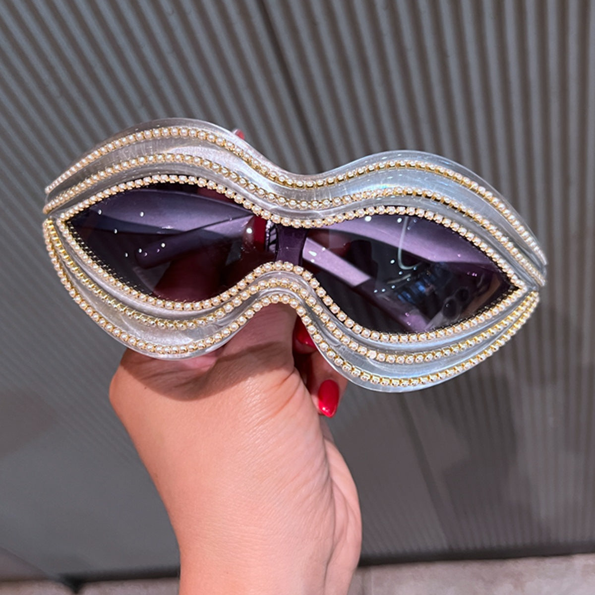 Damen Glamouröse Wellen-Sonnenbrille mit funkelnden Kristall-Applikationen Brehn
