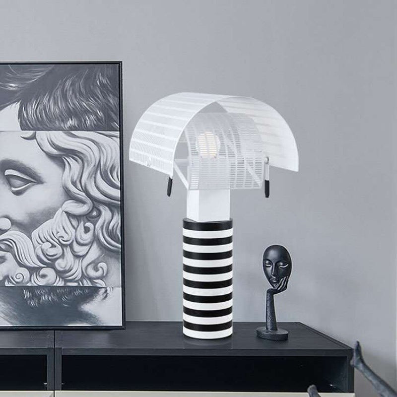 Moderne dekorative Tischlampe mit gestreiftem Fuß