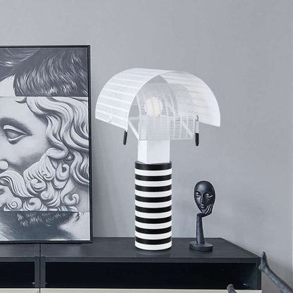 Moderne dekorative Tischlampe mit gestreiftem Fuß