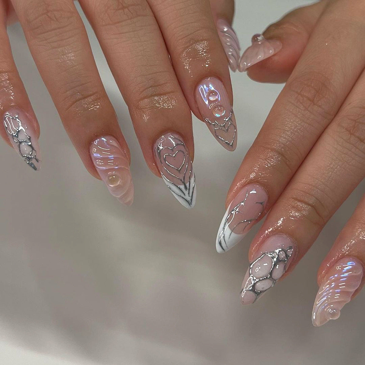 Kunstvolle Stiletto-Nägel mit holografischen Effekten Brehn