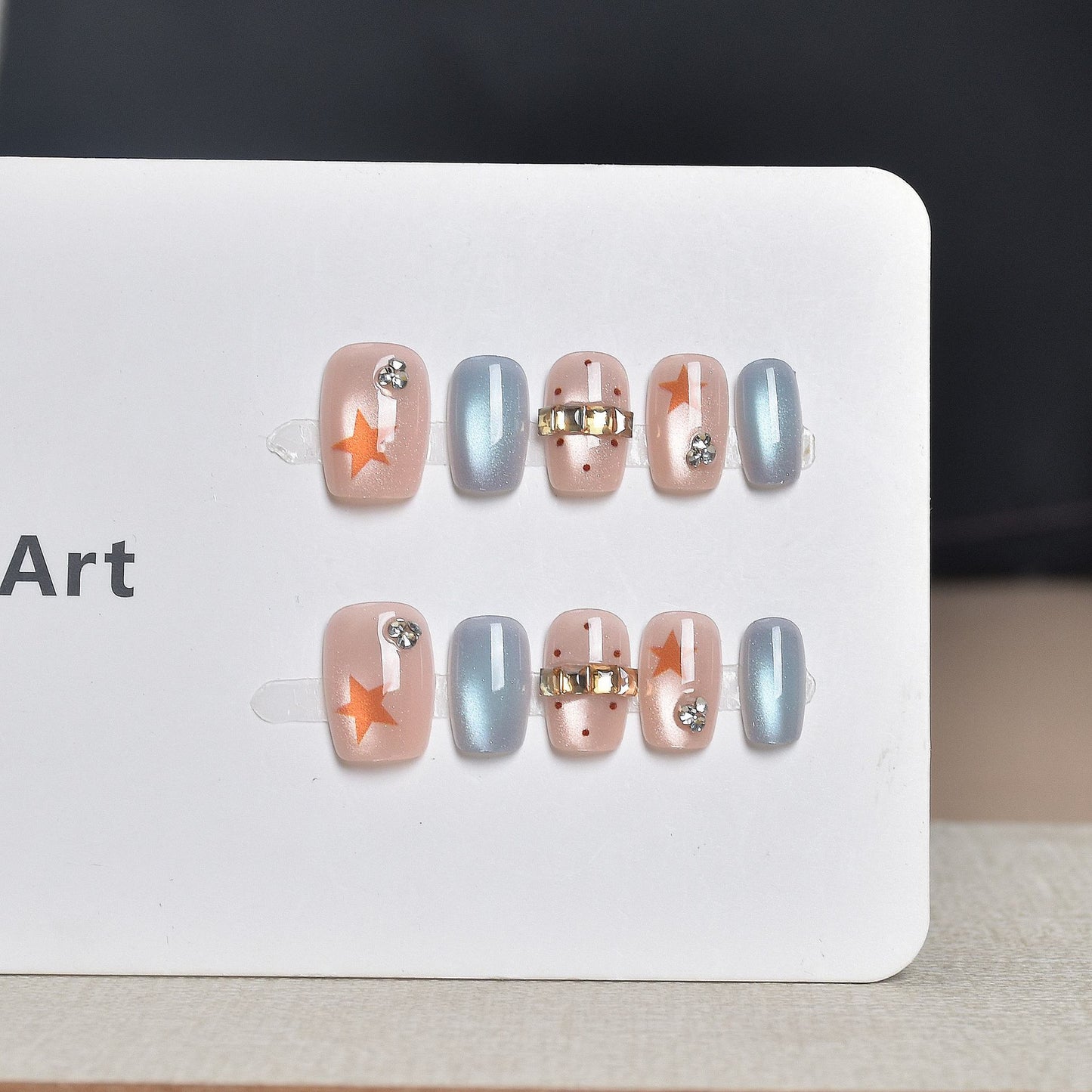 Dekoratives Press-On Nagelkunst-Set mit Strassakzenten Brehn