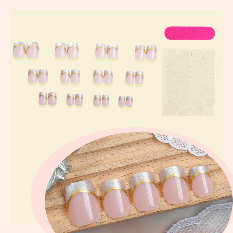 Künstliche Nagel-Kreationen mit elegantem Goldrand Brehn