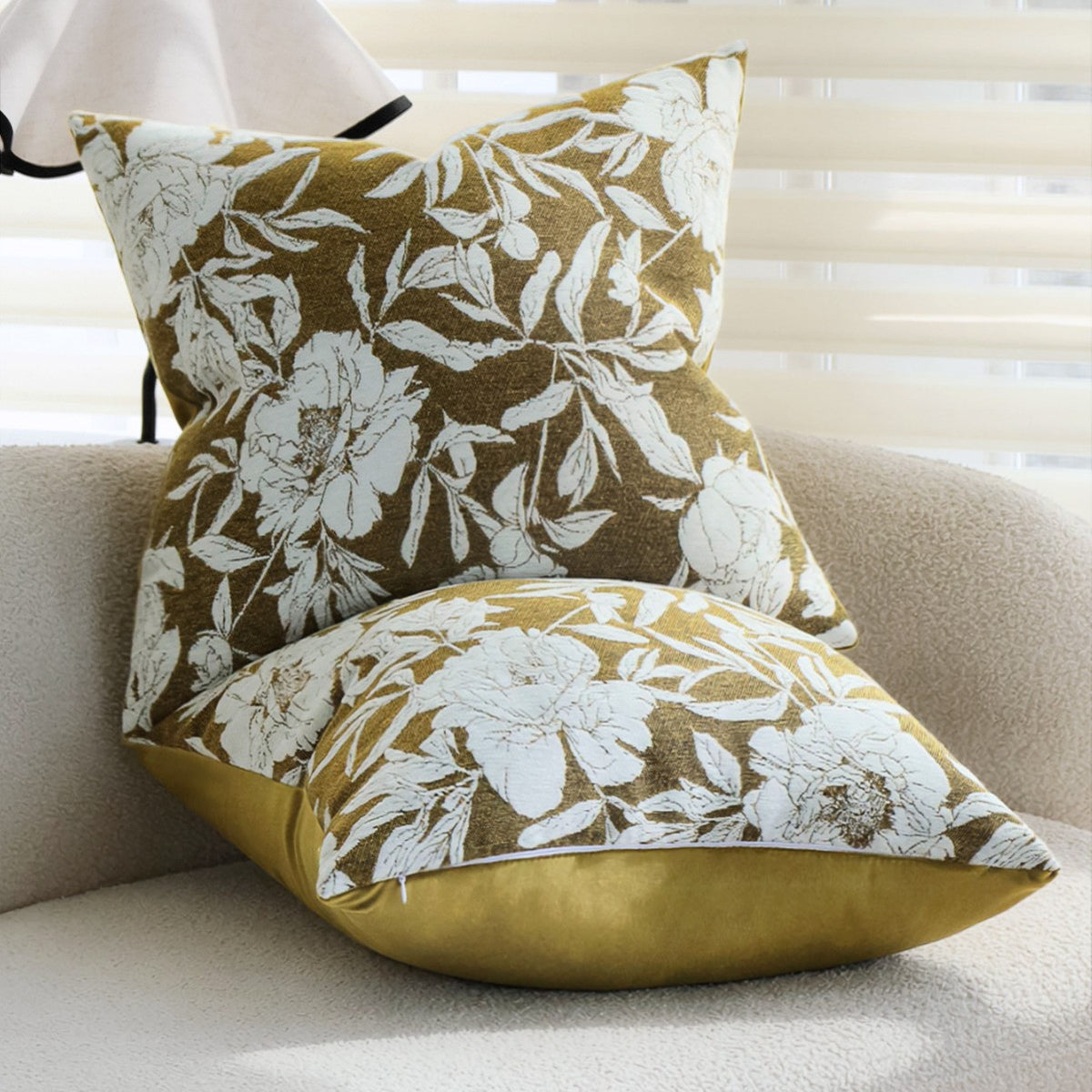 Quadratischer Dekorativer Kissenbezug mit großem Blumen‑Jacquard und samtigem Rückteil Brehn