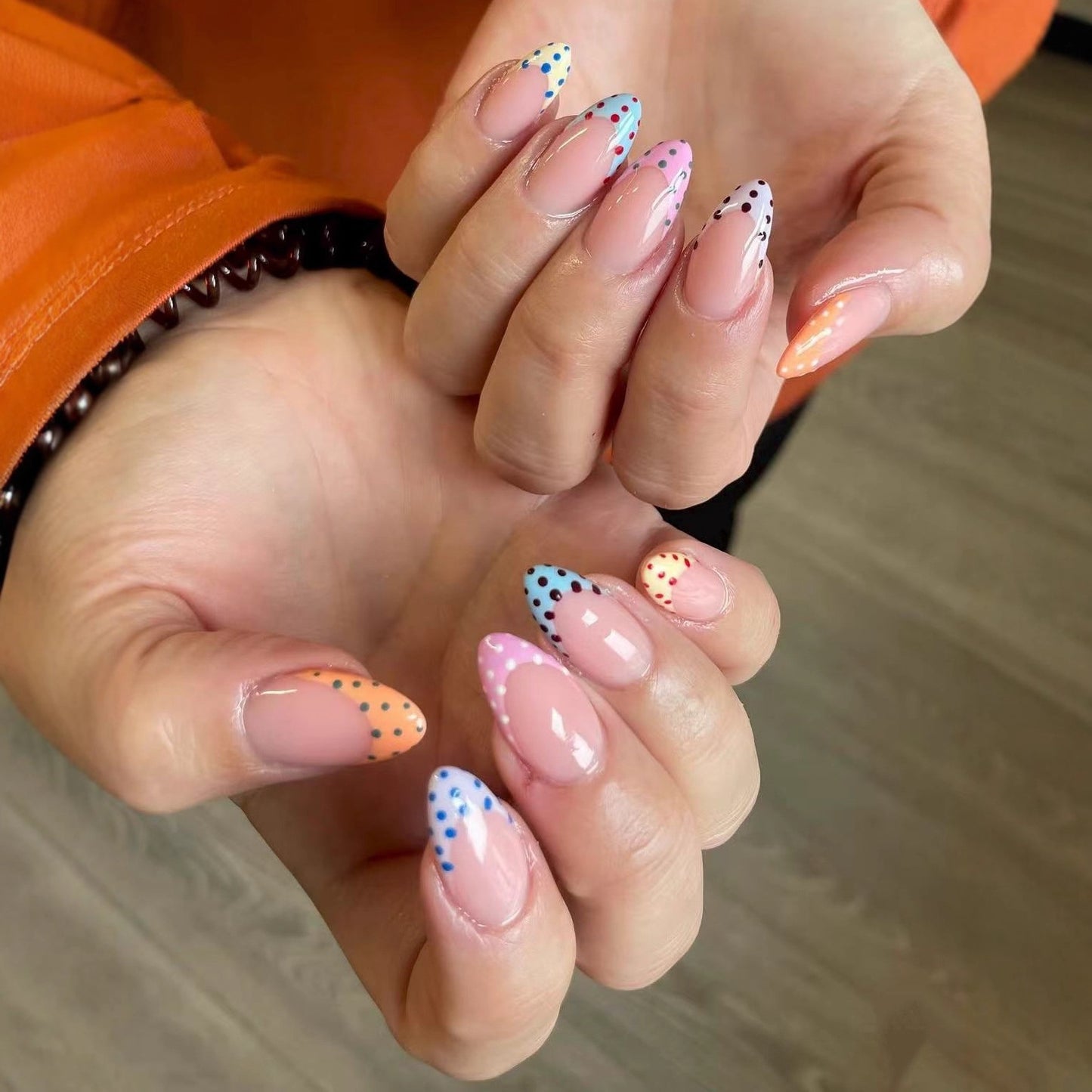 Kunstnagelset mit buntem Minimaldesign Brehn
