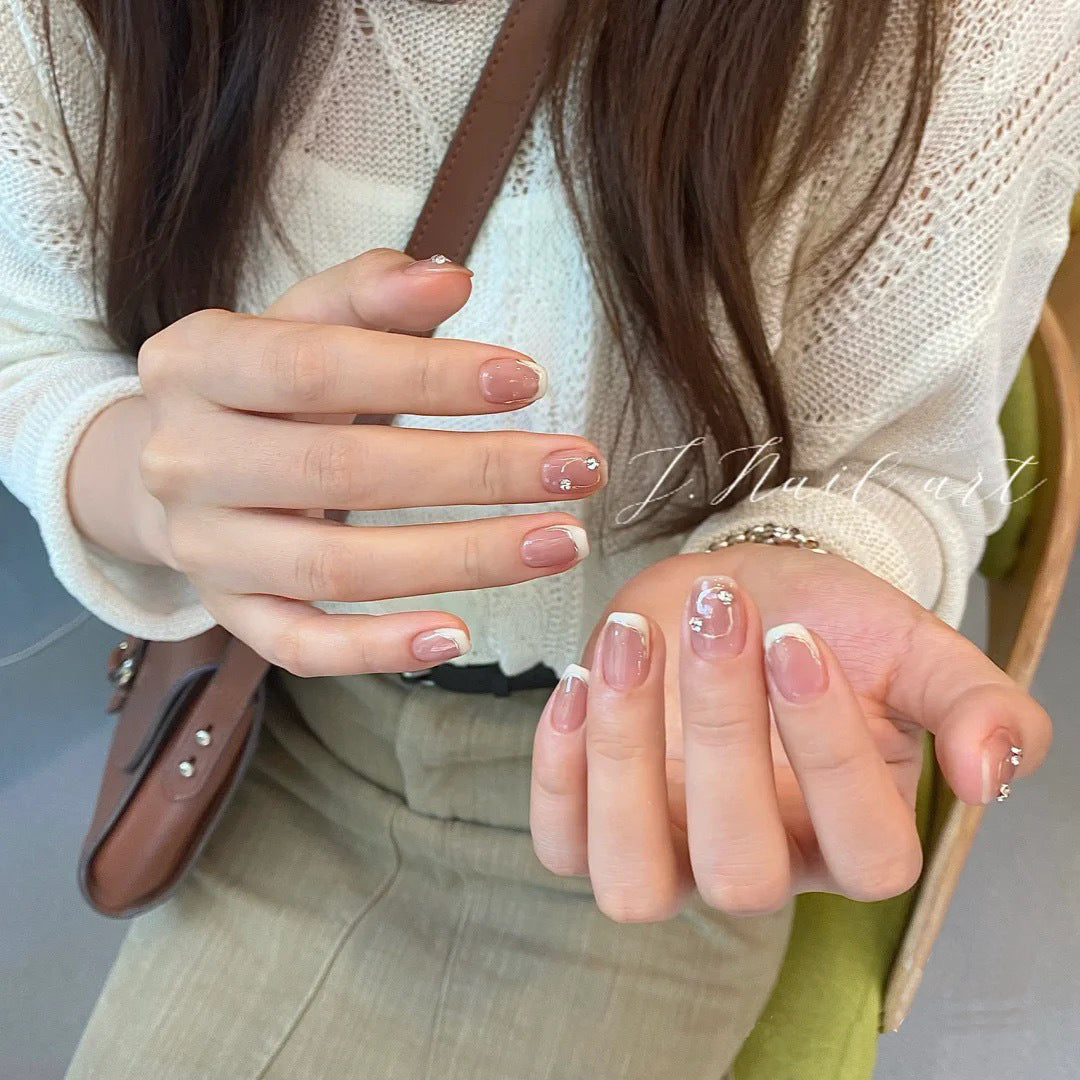 Kunstnagelset mit Eleganten Französischen Spitzen und Glitzerakzenten Brehn