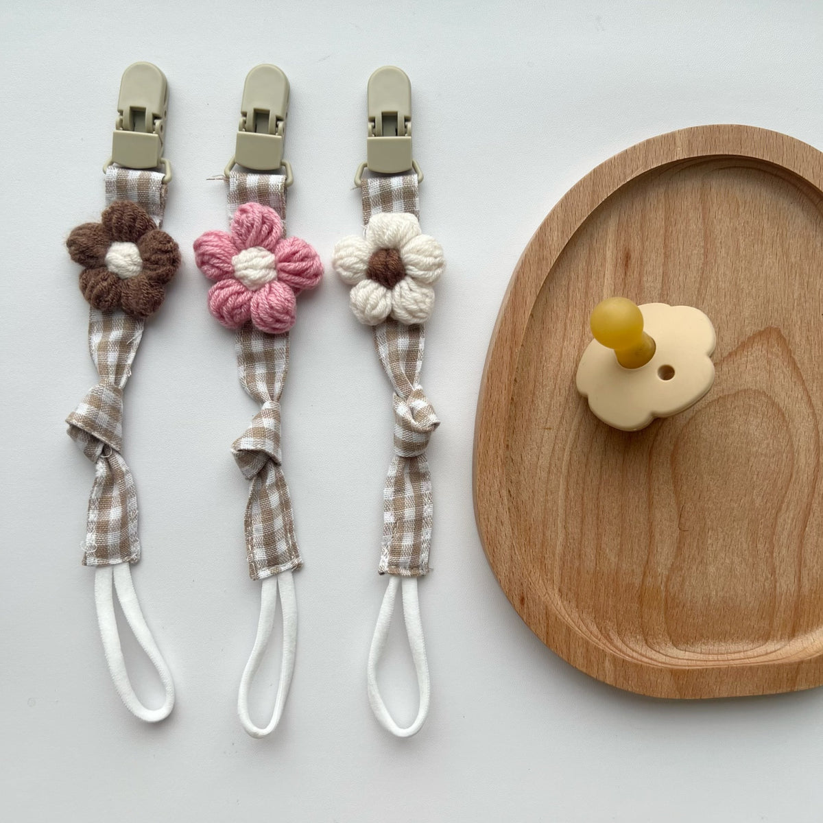 Blumenstrick Schnullerclip mit Gingham-Baumwollriemen