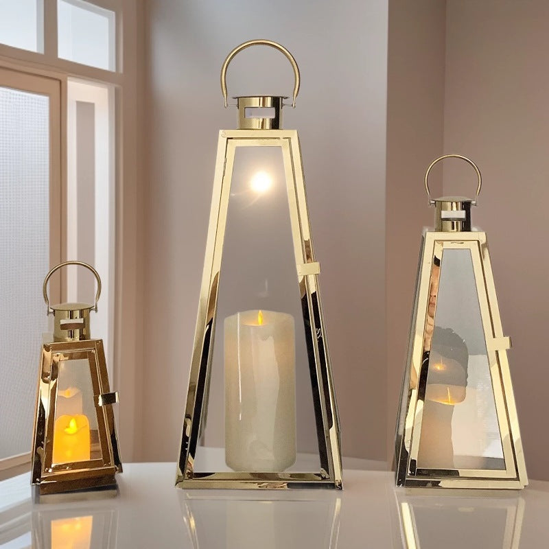 Modernes Dreieckiges Glaslaternen-Set mit Rahmen aus goldfarbenem Metall Brehn