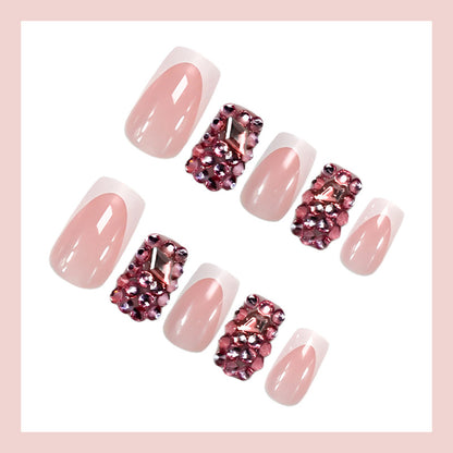Kunstnagelset mit glamourösen Strassverzierungen Brehn