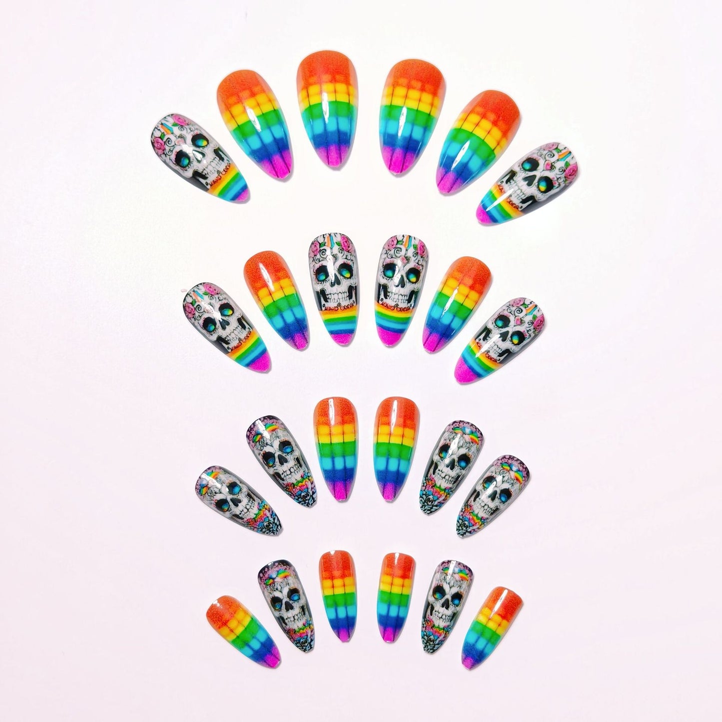 Kreative Kunstnägel mit Totenkopf-Design und Regenbogenfarben Brehn