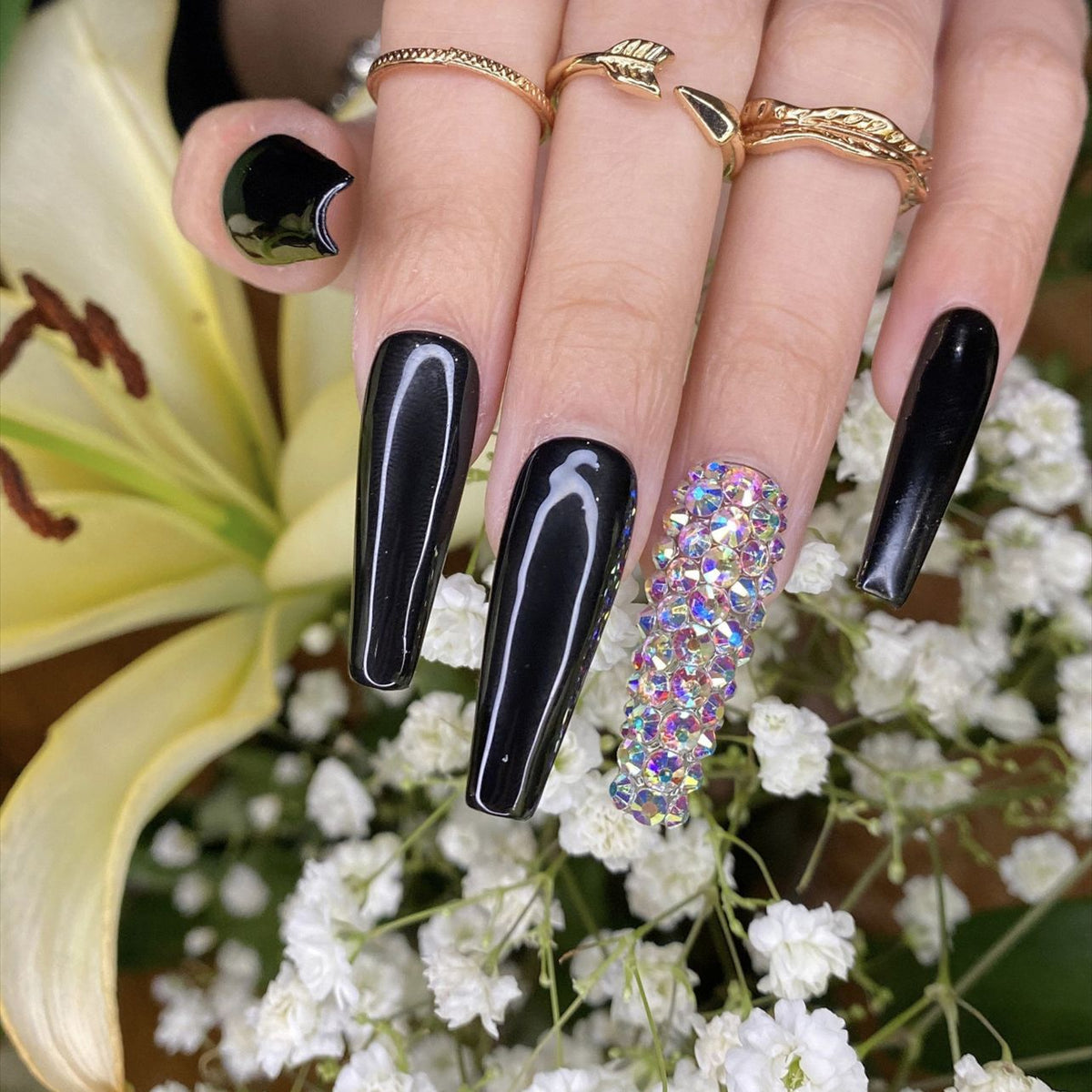 Glamouröse lange Stiletto Press-On Nagelset mit Strassakzenten