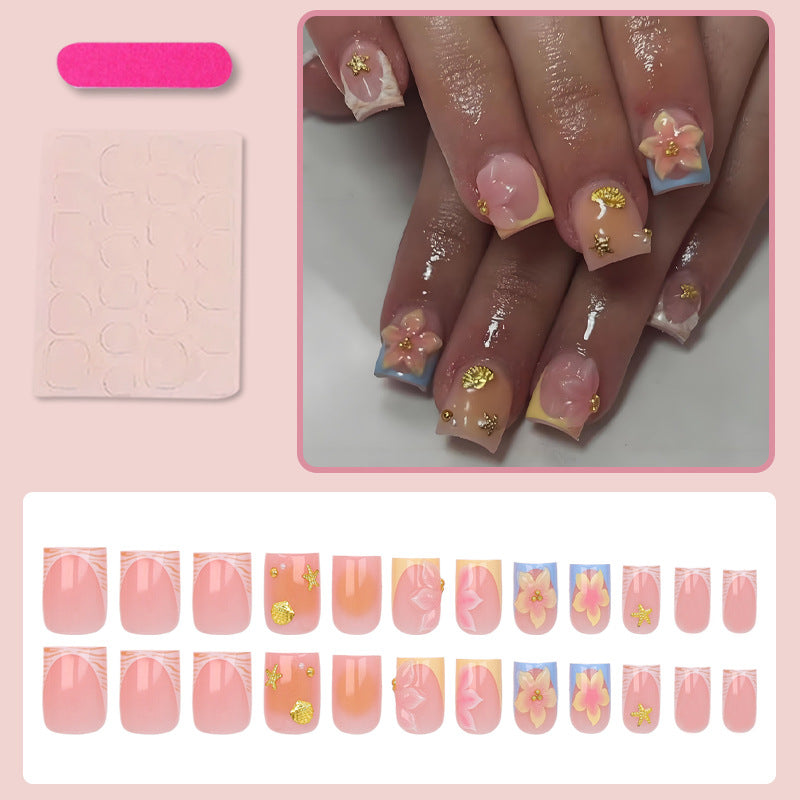 Kunstnagelset mit floralen Akzenten und elegantem Glanz Brehn