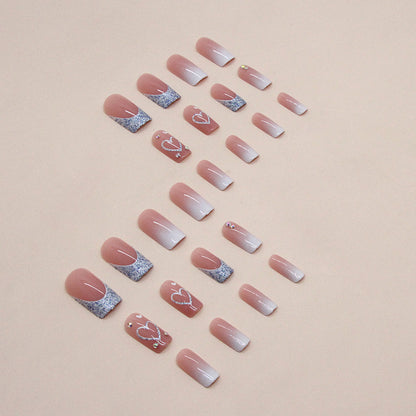 Herz-verzierte Nagelkunstverlängerungen Brehn