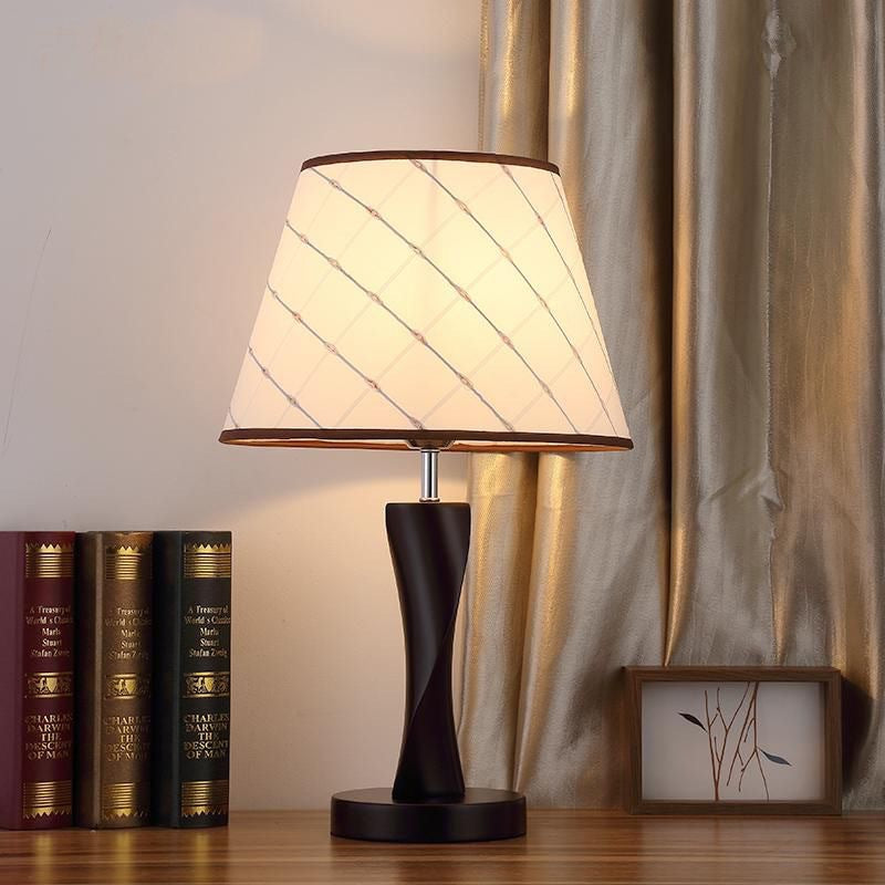 Elegante gedrehte Tischlampe