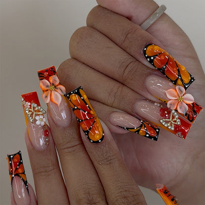 Kunstnagelset mit eleganten floralen und glamourösen Verzierungen Brehn