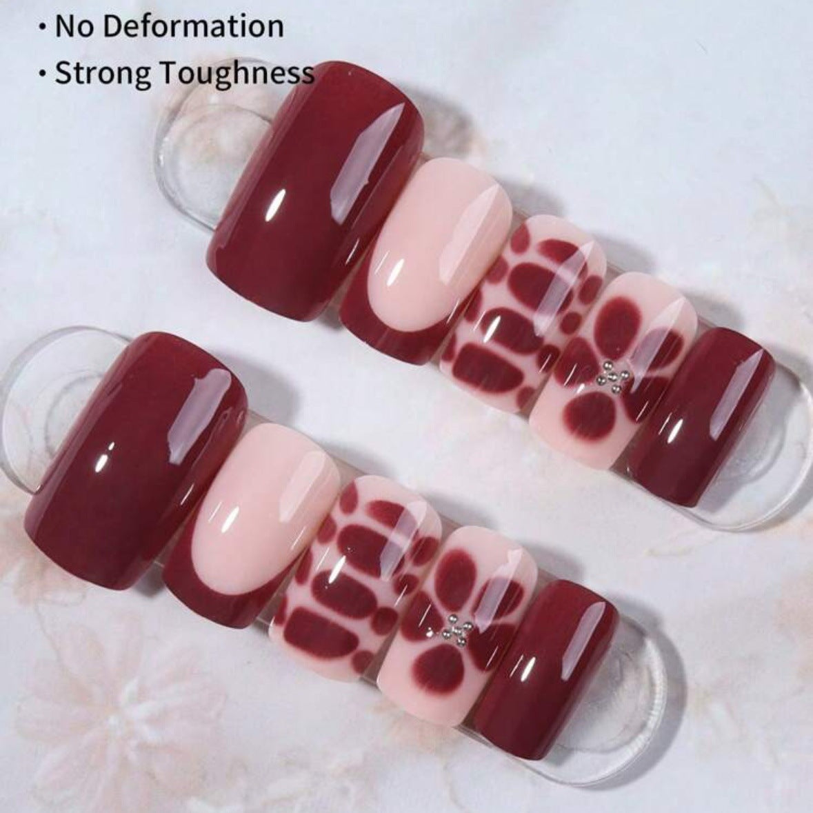 Kunstnagelset mit eleganten geometrischen Designs und akzentuierenden Strassdetails Brehn