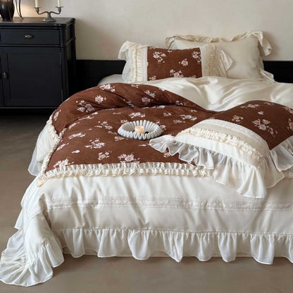 Luxus-Bettgarnitur aus Baumwollsatin mit Volant-Bettrock, Spitzenbordüre und gesteppter Vintage-Decke