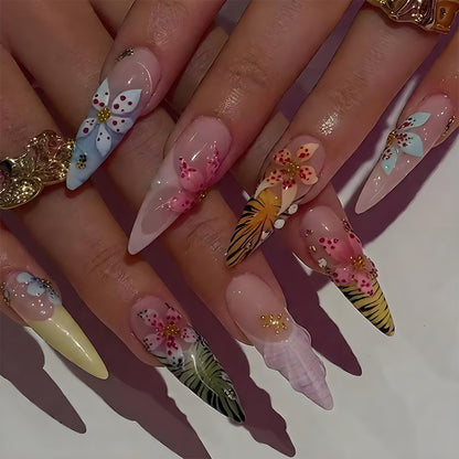 Kunstnagelset mit eleganten floralen Designs Brehn
