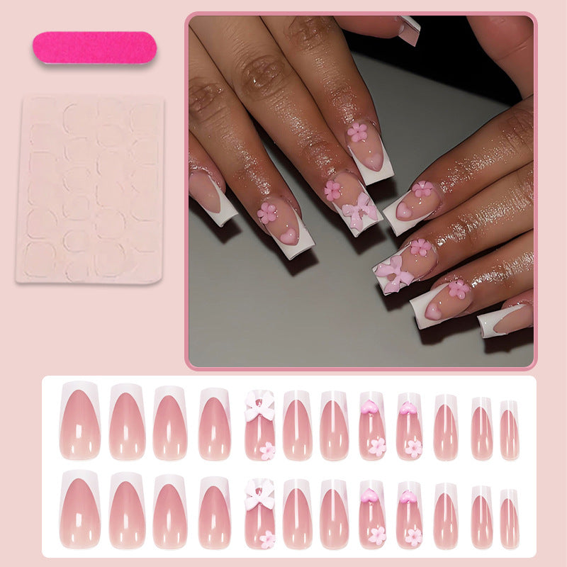 Kunstnagelset mit romantischen Blüten und eleganten Akzenten Brehn