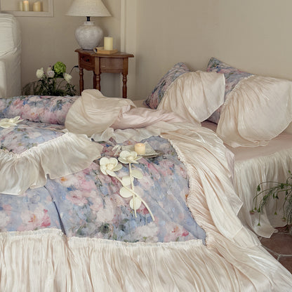 Romantische Bettwäschegarnitur aus Baumwoll-Satin mit Rüschenvolant und floralem Jacquard
