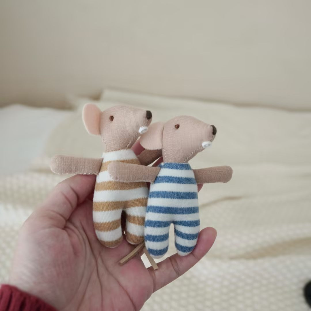 Handgemachte Leinen Lange-Glied-Bunny-Puppe mit gesticktem Karotten-Overalls