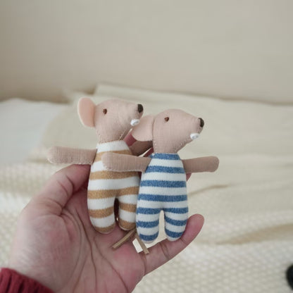 Handgemachte Leinen Lange-Glied-Bunny-Puppe mit gesticktem Karotten-Overalls