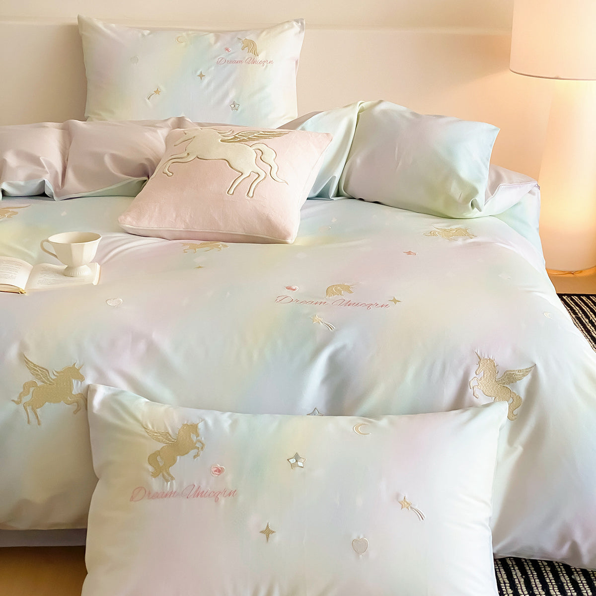 Pastell Ombre Baumwollsatin Einhorn bestickter Bettbezug Set mit Applikation Akzent Kissen