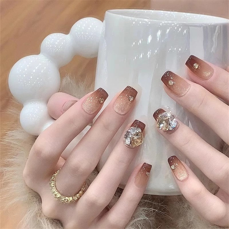 Kunstnägel mit Glamourösem 3D-Design Brehn