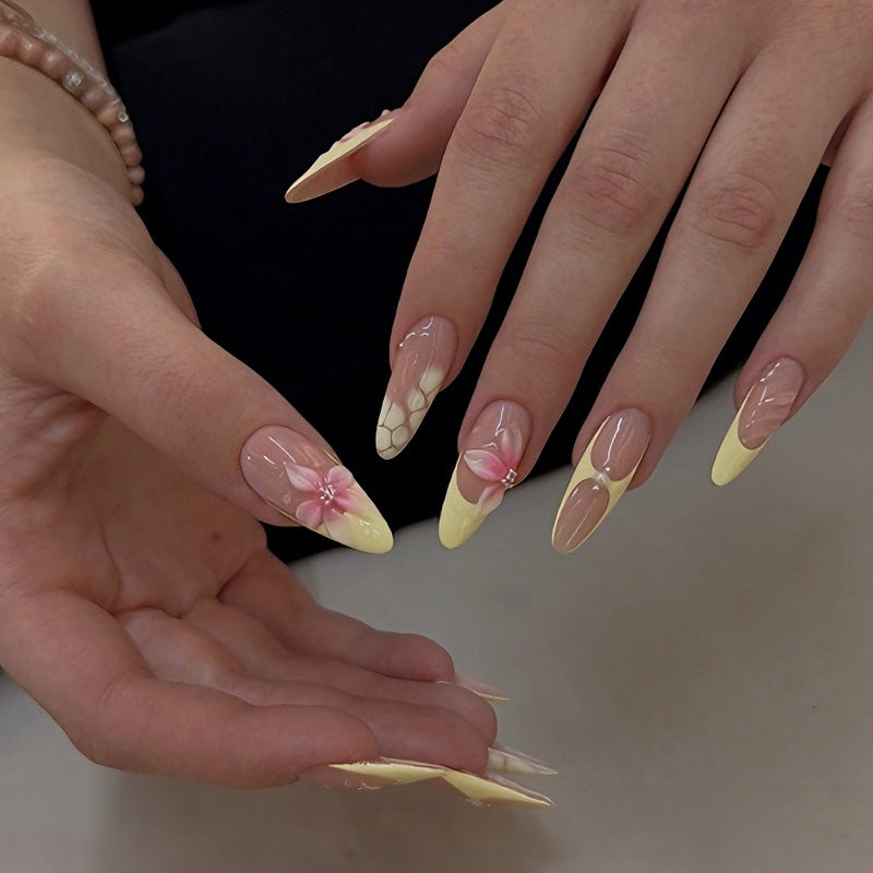 Kunstnagelset mit elegantem Floral-Muster und schimmernden Akzenten Brehn