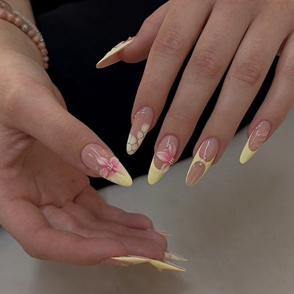 Kunstnagelset mit elegantem Floral-Muster und schimmernden Akzenten Brehn