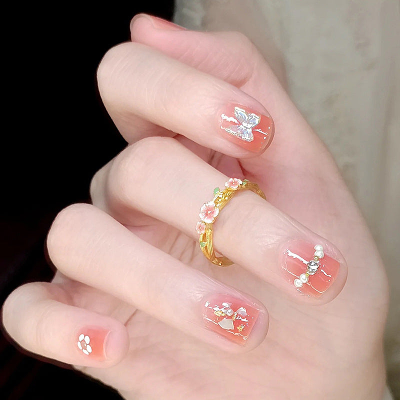 Kreatives Kunstnagelset mit floralen Verzierungen Brehn