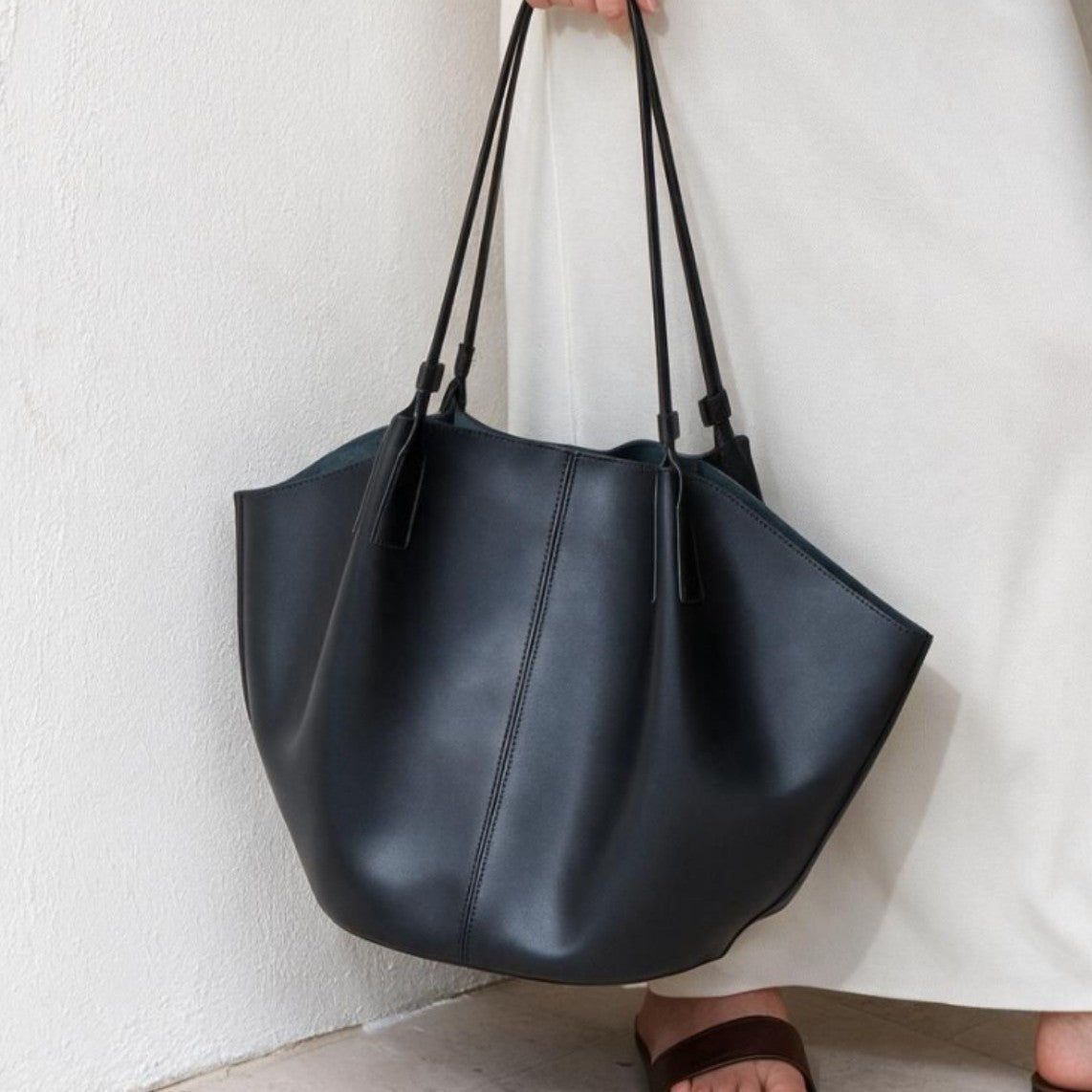 Lässiger skulpturaler Offene-Top Schultertasche mit Mittelnaht