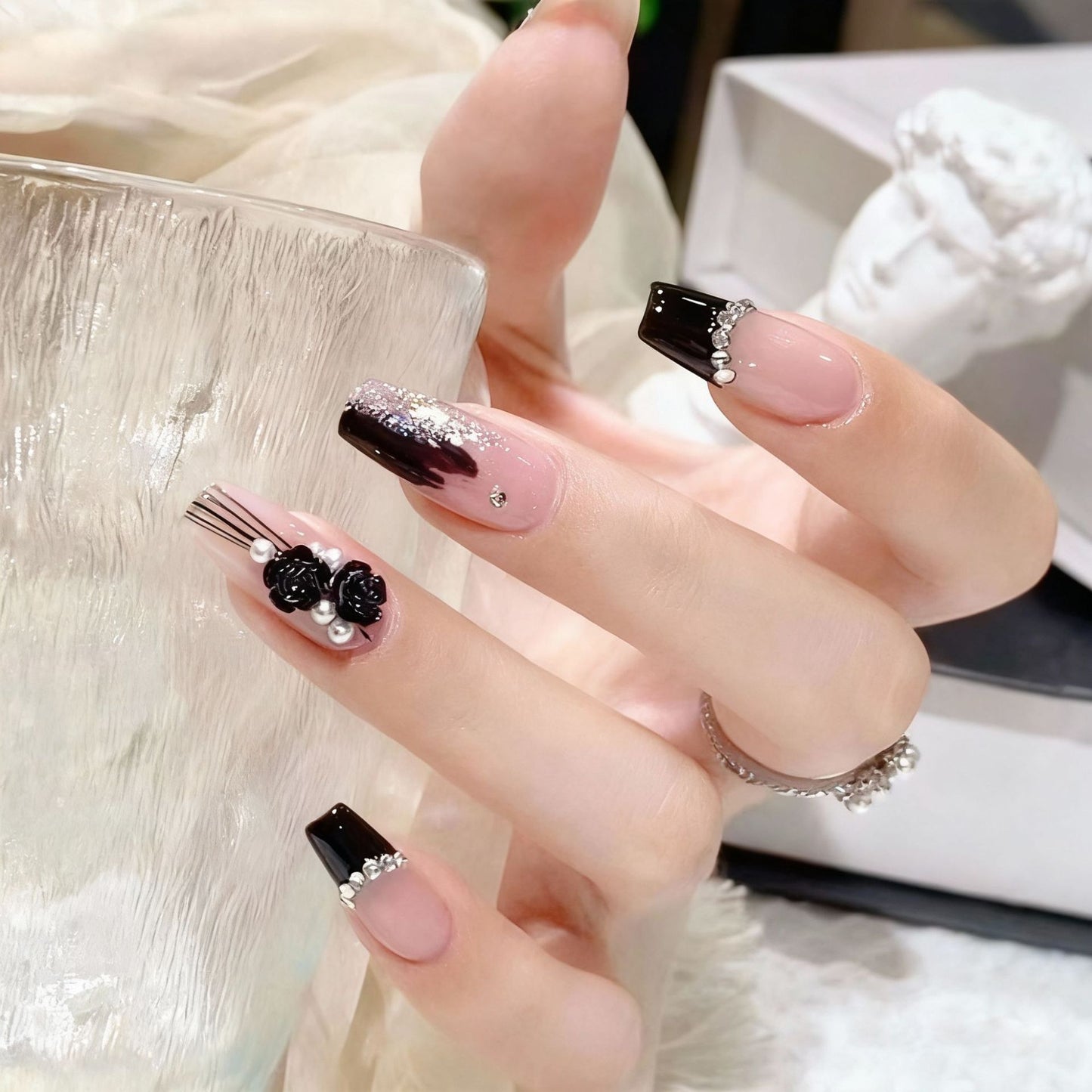 Kunstnagelset mit glamourösen 3D-Rosen-Details und eleganten Glitzerakzenten Brehn