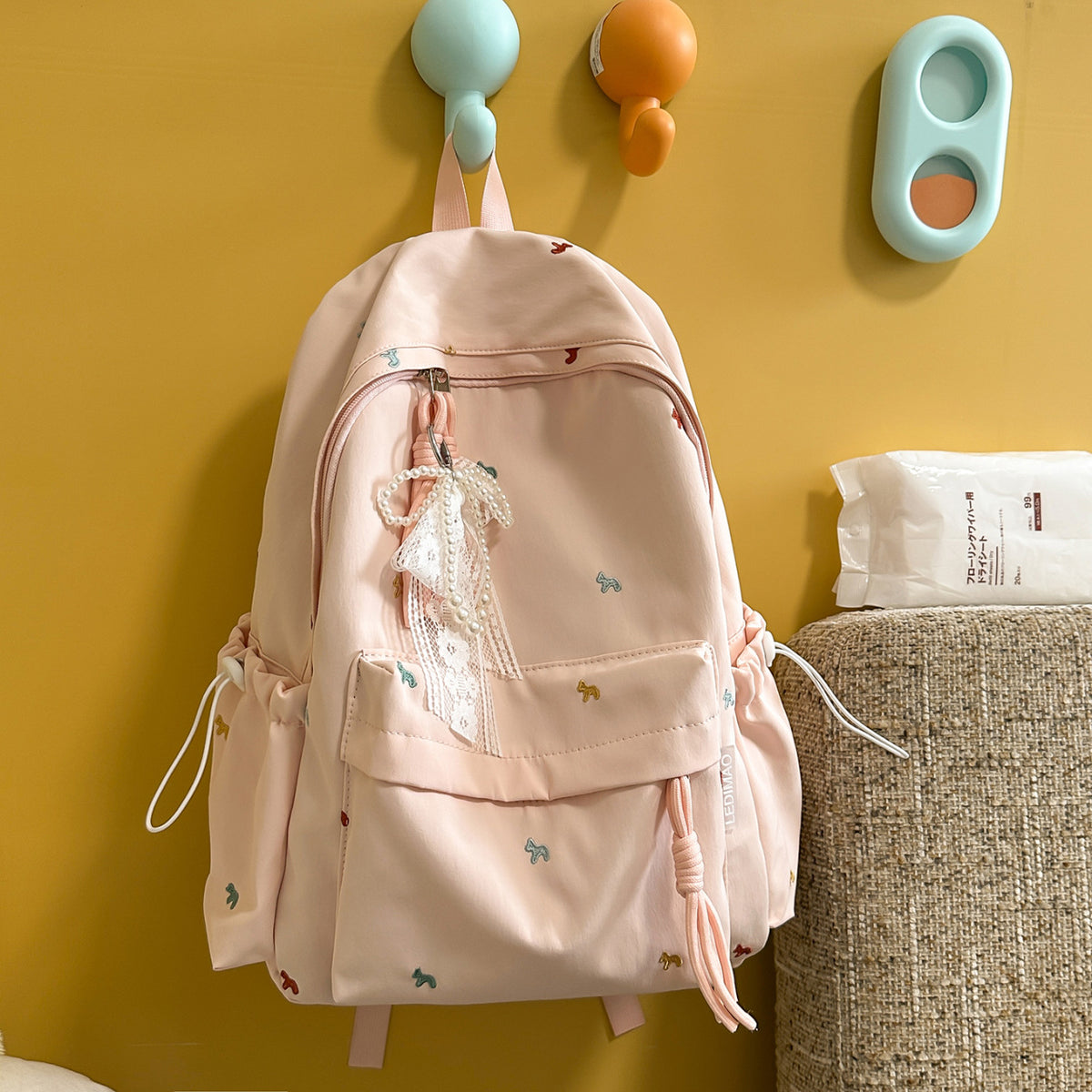 Stylischer backpack mit floralem Schmuck Brehn
