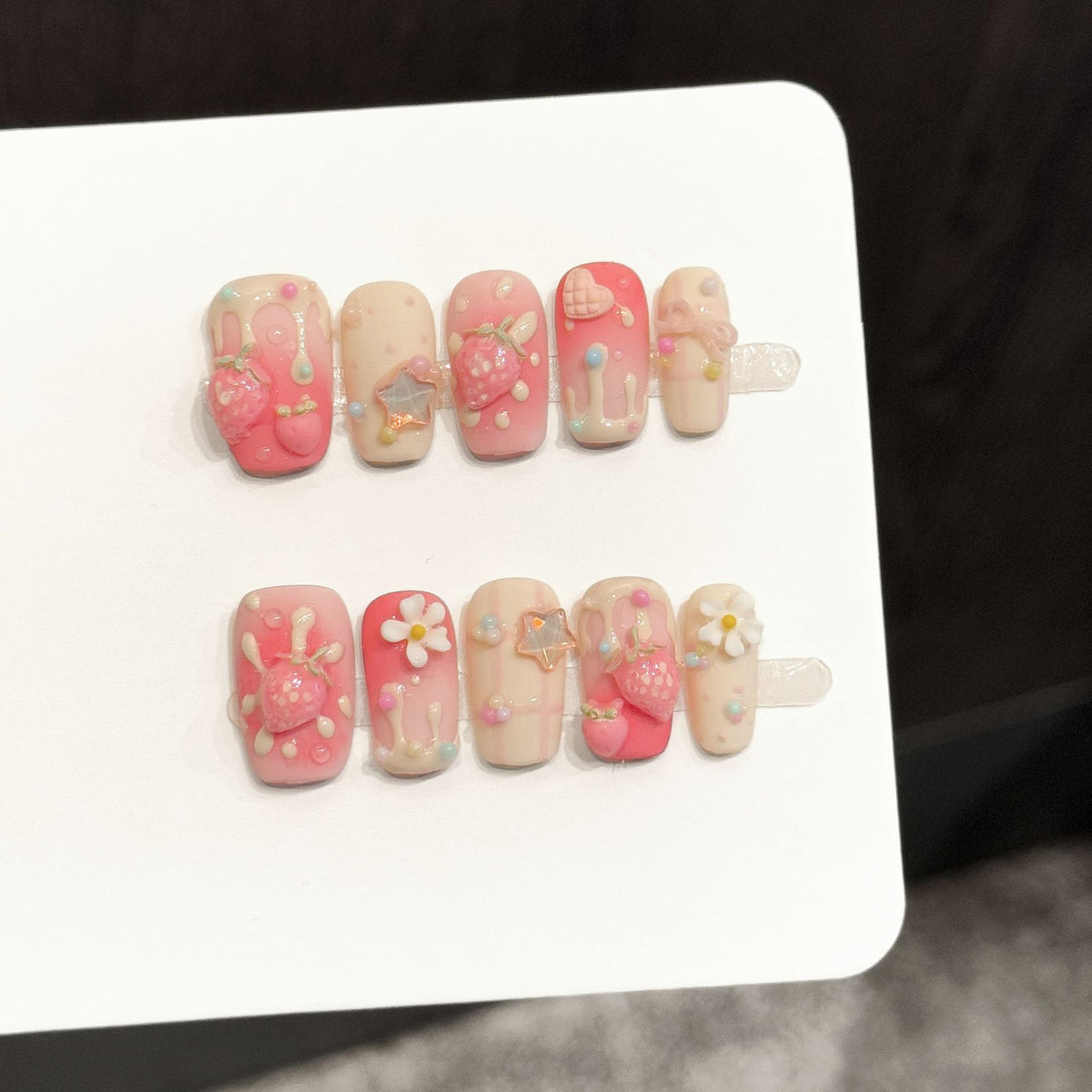 Dekoratives Press-On Nail Art Set mit einzigartigen 3D Charms Designs