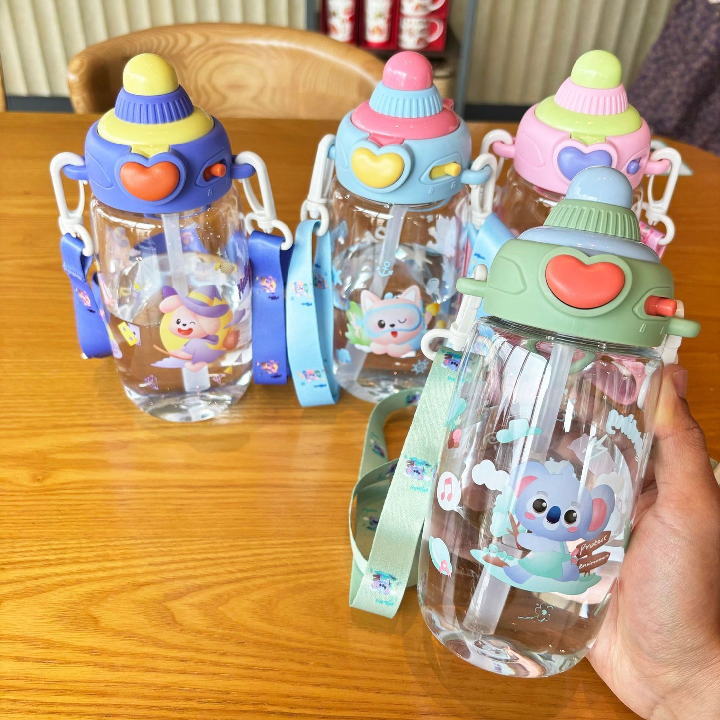 Damen transparente Trinkflasche mit ergonomischem Tragegriff und integriertem Strohhalm Brehn