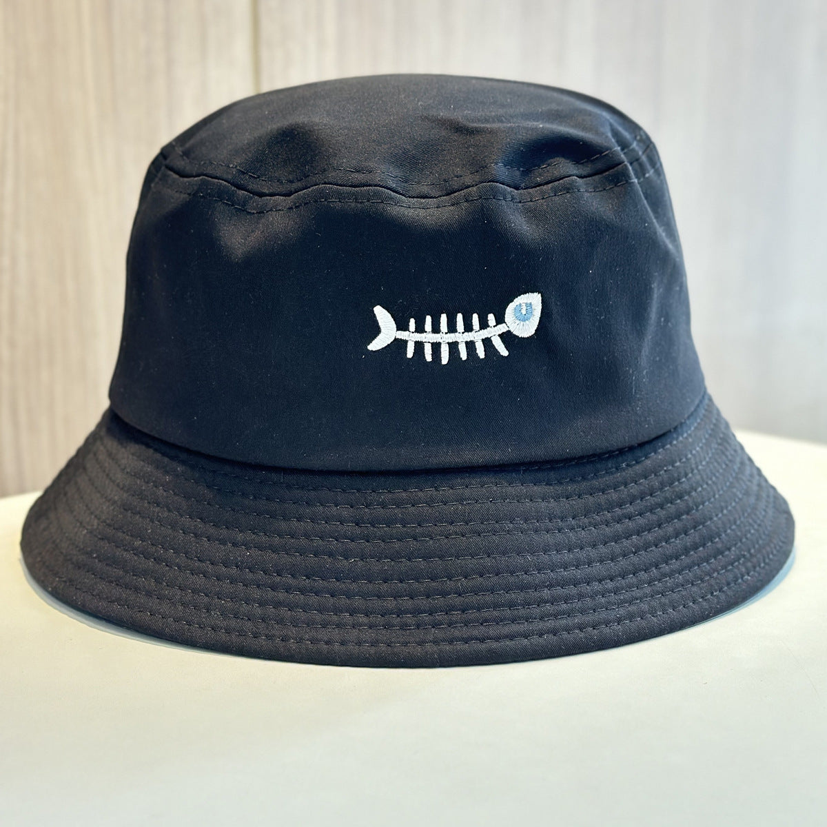 Stylische Bucket Hat mit einzigartiger Fischstickerei