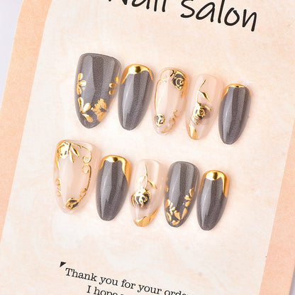 Zierliches Press-On Nagelkunstset mit goldenen Blumenakzenten