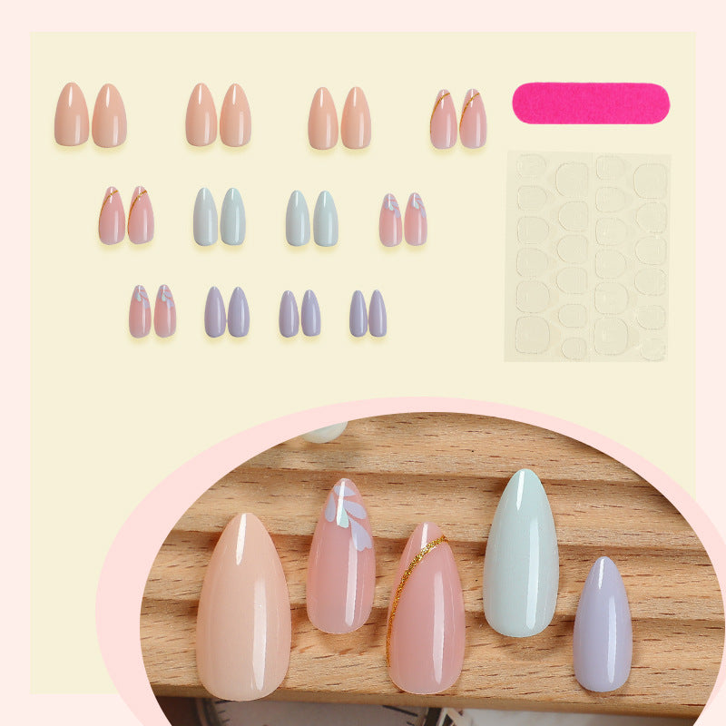 Künstlerisches Press-On Nagelset mit goldenen Akzentdesigns Brehn