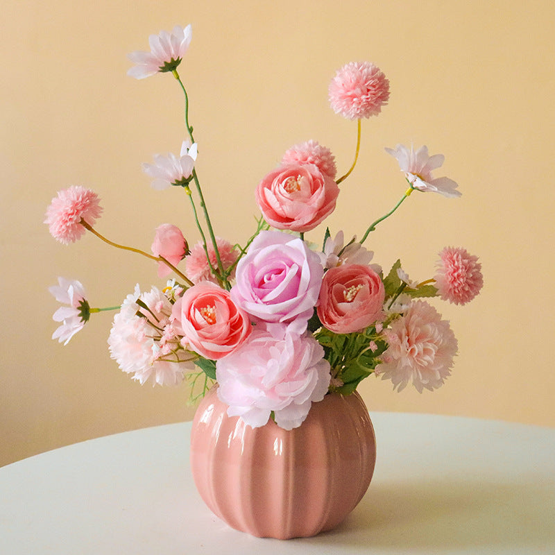 Dekorativer Blumengebinde mit keramischen Akzenten
