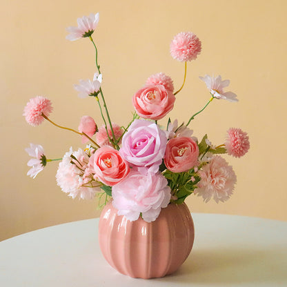 Dekorativer Blumengebinde mit keramischen Akzenten