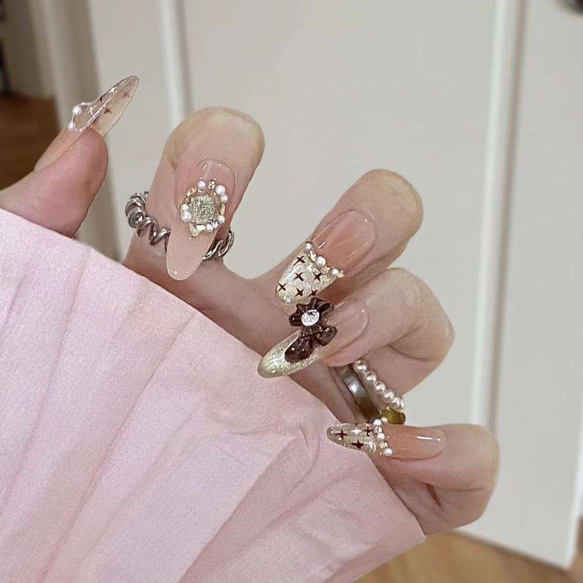 Künstlerisches Stiletto Press-On Nail Set mit floralen Verzierungen Brehn