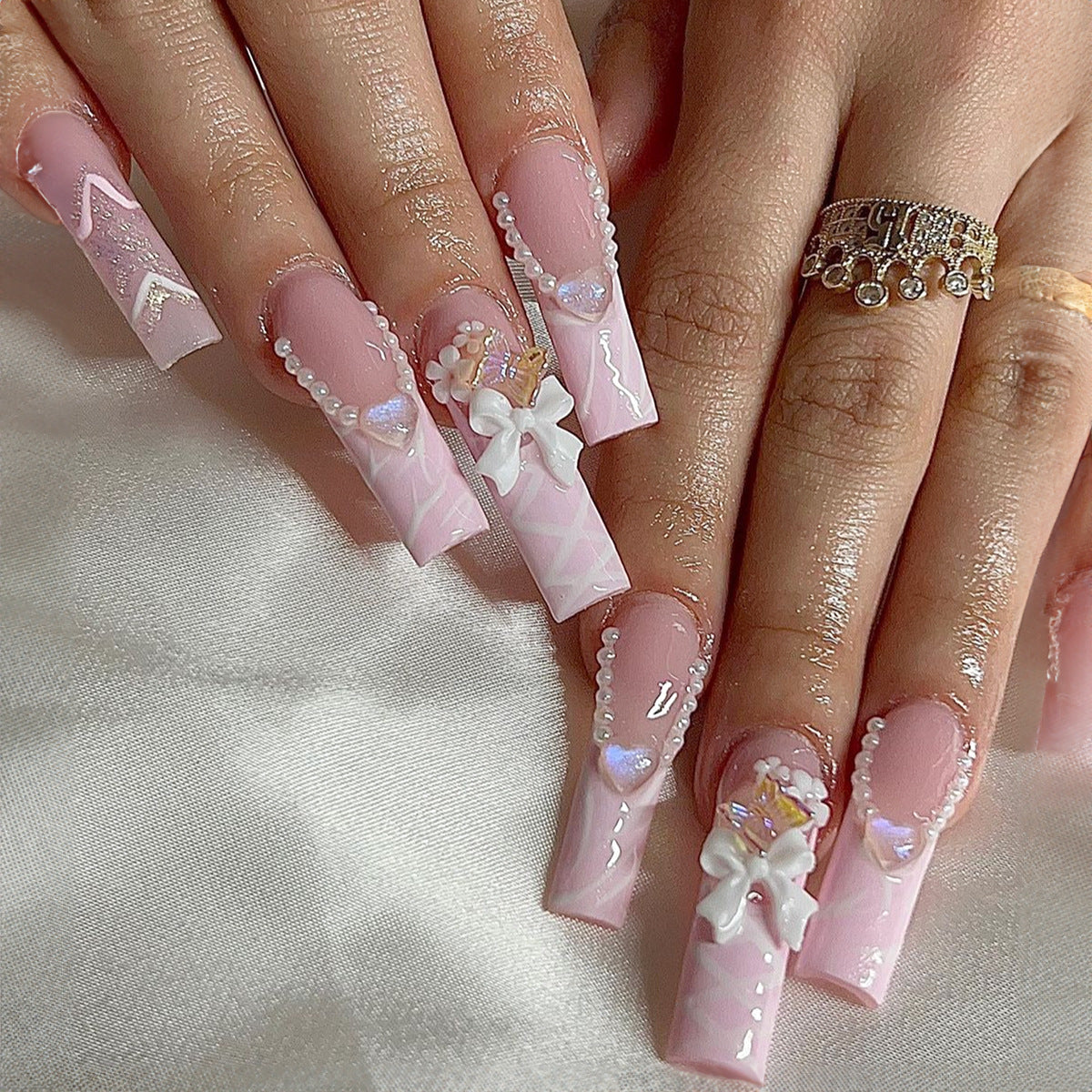 Elegantes dekoratives Press-On-Nagelset mit floralem und perlenartigem Akzent Brehn