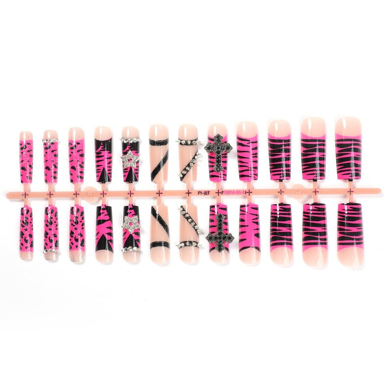 Kunstnagelset mit auffälligen Tier- und Glitzermustern Brehn